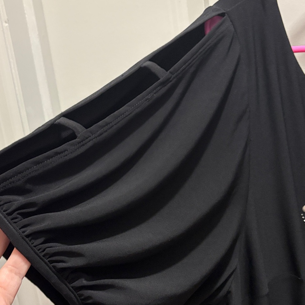 Bisou Bisou Black Dress with Keyhole Detail - Picture 5 of 5